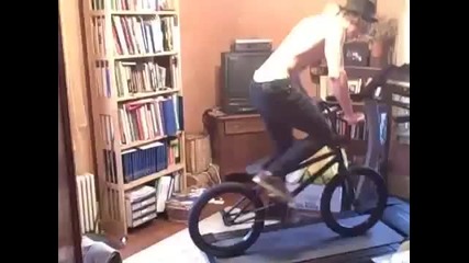 Луд кара bmx в стая на пътечка