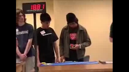 Пич реди Кубчето на Рубик за 20 секунди с една ръка 