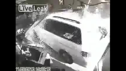 Кола катастрофира в магазин в, Грузия и изхвърля магазинерката