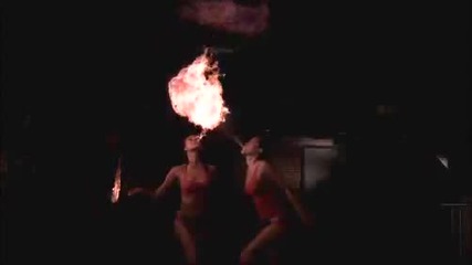 Time Warp - Хора издишaт огън на супер забавен каданс
