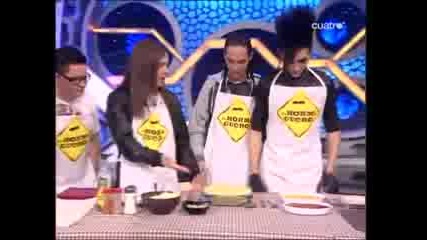 Bill licks his aproncooking with Tokio Hotel en El Hormiguero 