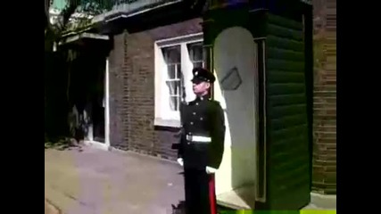 Туристи разсмиват Британски пазач