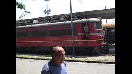 Влак прави маневра на гара Бургас