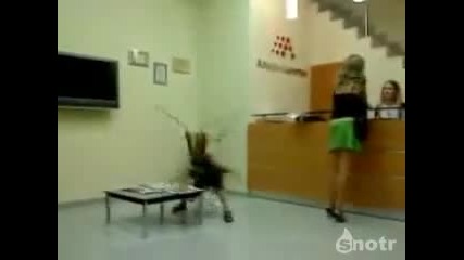 Дете сваля полата на майка си !! Смях