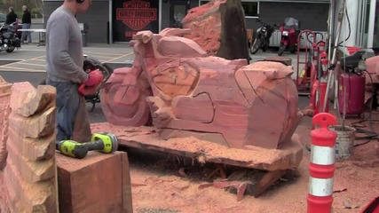 Човек прави Harley Davidson Motorcycle от Дърво с Резачка