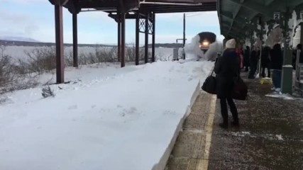 Влак предизвика зрелищна лавина на гара