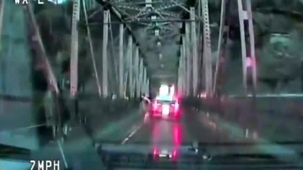 Жена скача от мост , при полицеиско преследване