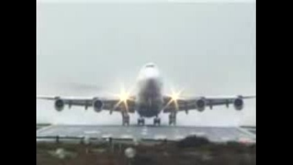 Самолет излита от летище 