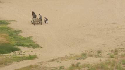 Роми крадат пясък от плажа в Синеморец – Щели да строят с него!
