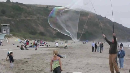Огромни водни балони на брега на плажа 