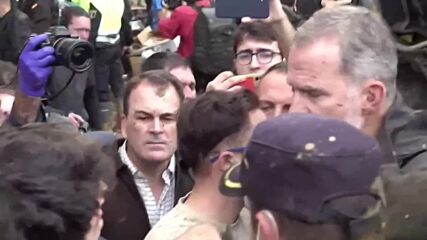 Разярена тълпа атакува краля на Испания във Валенсия