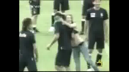 Господари На Ефира - Фенки целуват футболистите на Италия