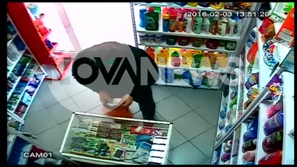 Крадец прибира ресто в ръкава си, иска още пари