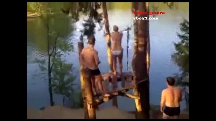Девойка се прави безуспешно на Тарзан 