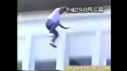 Човек скача от 30ти етаж!