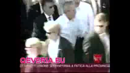 Албанци Свиват Часовника На Буш