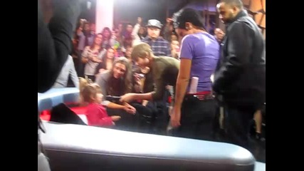 Justin bieber dacing with his little sister on Nml !