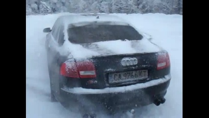 И Audi s8 също адски много обича снежното време !!!