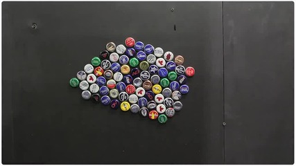 Манияк си прави стена от 60 000 капачки на бутилки