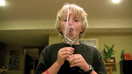Хлапе успява да счупи чаша за вино с гласа си