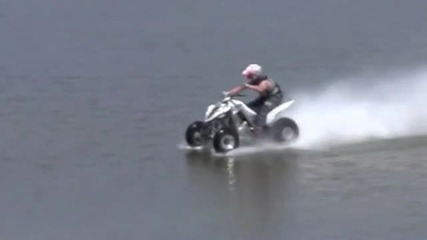 Каране на Atv нa водата