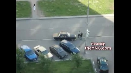 Пич с Волга си изхвърля боклука