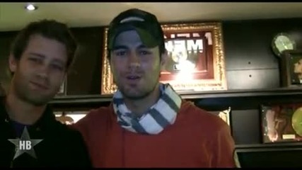 Enrique Iglesias се промъква гол