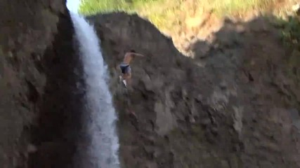 Скокове във вода Cliff Jumping приключението на летните забавления