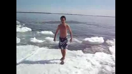 Идиоти скачат в ледена вода 