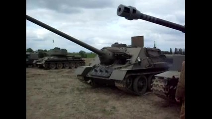 Tank T-34 i tankoiztrebitel Su-100