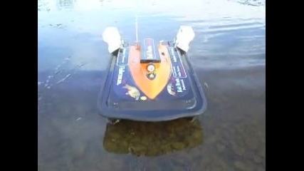 лодка за захранка с радиоуправление перфектна! 