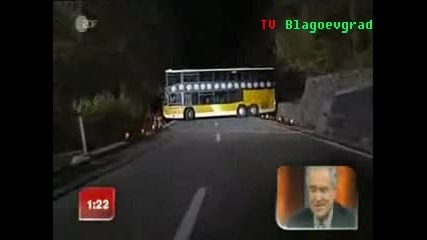 Автобус обръща на мост 