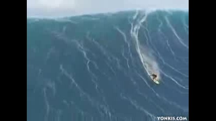 Сърфист срещу 30 метрова вълна! 