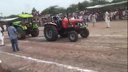 Малък инцидент при дърпане на трактори - Made in india