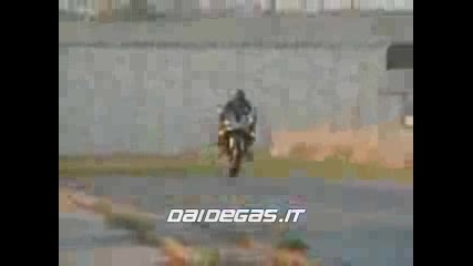 Yamaha R1 2002 Wheelie Video