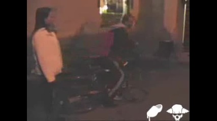 Пиян руснак се блъска в метална ограда с колело