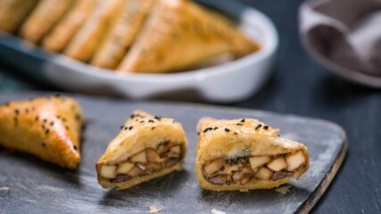 Триъгълни банички с гъби и сирена | Бон Апети | 24Kitchen Bulgaria