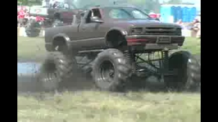 Hellraiser Monster truck Mud Bogging 