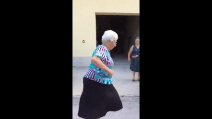 Баби се забавляват скачайки на въже