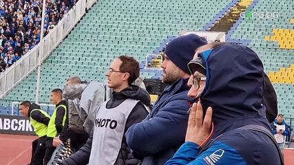 Божидар Митрев наблюдава мача зад вратата на Бусато