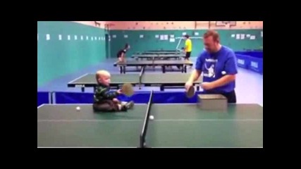 Бебе играе тенис на маса.трябва да се види!