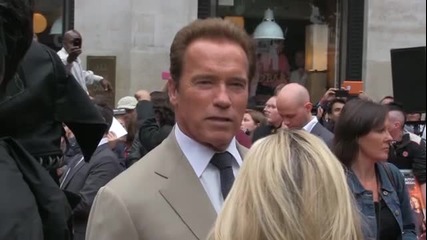 Арнолд Шварценегер със странна прическа