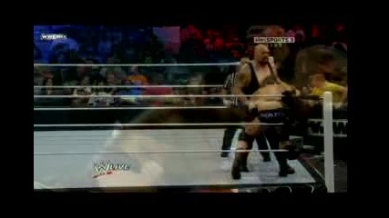 Грамадата понатупва Wade Barrett