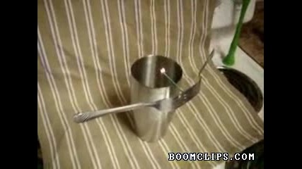 Готин трик със чаша и прибори за хранене