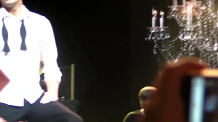 Хари си разкопчава панталоните а Найл е с разкопчана риза - концерт в Лодърдейл