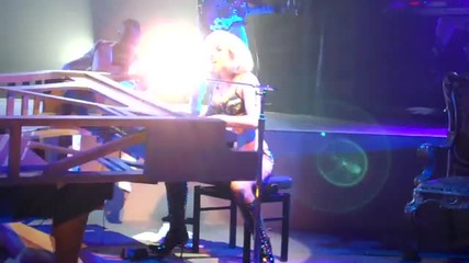 За първи път в сайта! Lady Gaga - You and I @ Elton Johns White Tie and Tiara ball 2010 