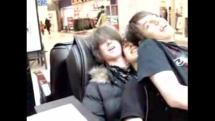 Emo Kids And A Vibrating Chair =o