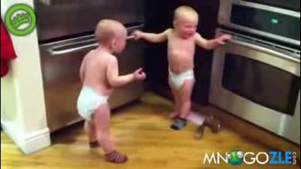 Близнаци си говорят по бебешки