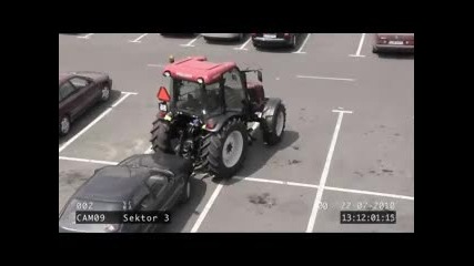 Жена паркирва трактор 