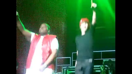 и на живо август 2010 Justin Bieber и Sean Kingston изпълниха Eenie Meenie 